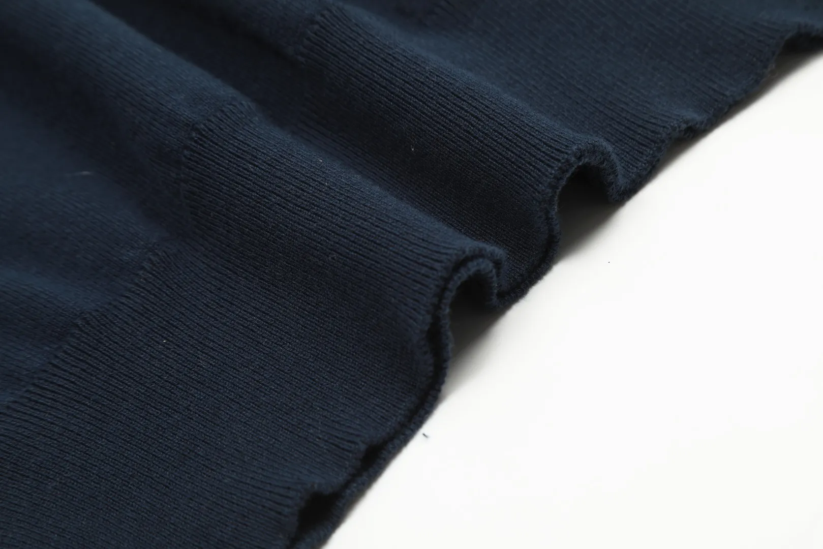 🅿️156 "Top quality" Style number: DS008# (not off the shelves all year round) [Ralph Lauren round neck solid color pony embroidered logo knitted short sleeves] ✅Ralph Lauren classic basic versatile knitted short sleeves for all seasons ✅Main supplier platform live broadcast Wholesale entity Replenish if out of stock Not off the shelf ✅ZP quality 1:1 version Scan the code to enter the GF website Counter quality ✅Detailed quality is the only one in Guangzhou Imported quality cotton yarn, focusing on high-end, cost-effective, good quality needless to say ✅The version is restored to the original version, loose, comfortable and stress-free, simple is high-end, classic is timeless ✅The upper body is simple and easy to match, a must-have for goddess ootd. Good-looking clothes are never picky. A must-have in the goddess' wardrobe. Size: S-XL Color: Army green, off-white, black, light pink, khaki, navy, light blue, mint green